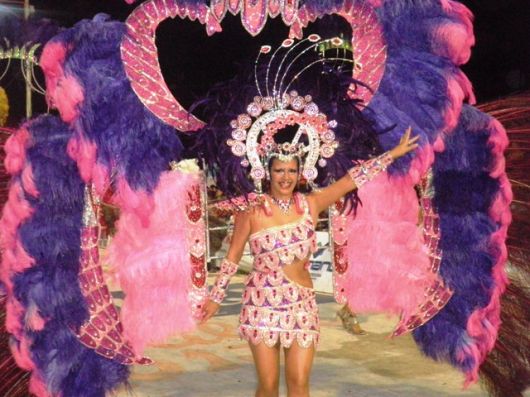 Alelí muestra el carnaval de Bella Vista  al País