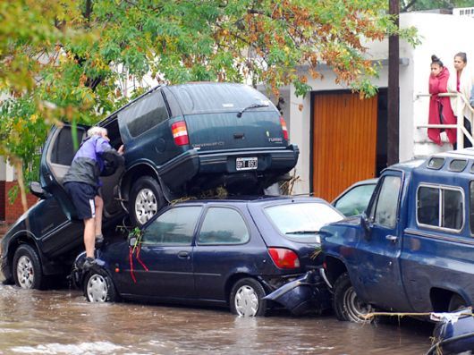 En La Plata, hay por lo menos 35 muertos tras feroz temporal