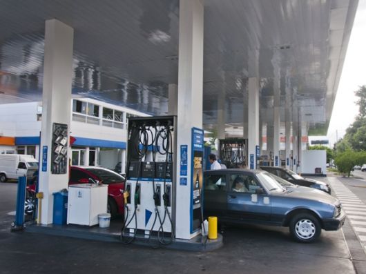 El Gobierno ordenó congelar el precio de los combustibles por seis meses