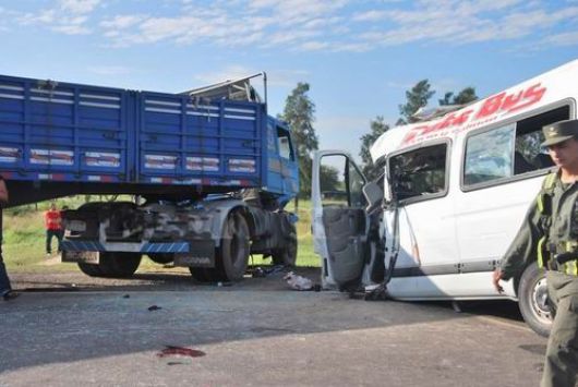 Tragedia en la Ruta 11: ocho muertos tras un choque entre un camión y una combi