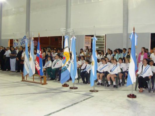 El gobernador inauguró un polideportivo en la Escuela Normal