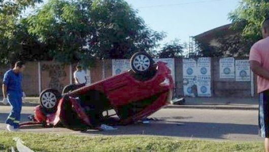 Peatón muere aplastado por vehículo que choca contra otro en Independencia y Medrano