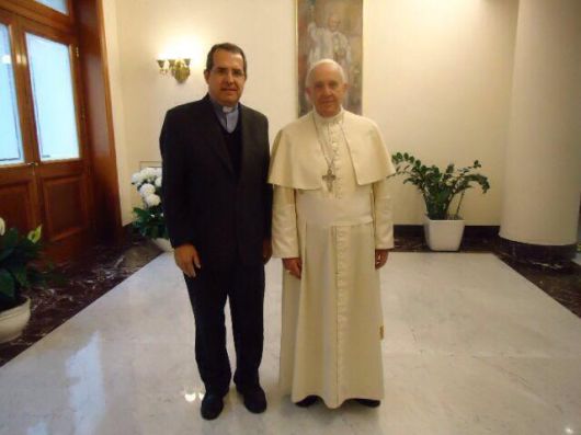 Sacerdote Bellavistense junto al Papa Francisco en el Vaticano