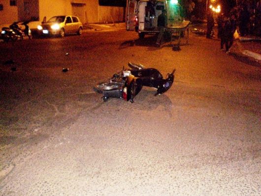 Accidente de tránsito entre motos en la esquina de Santa Fe y Av. Ángel María Bruzzo.