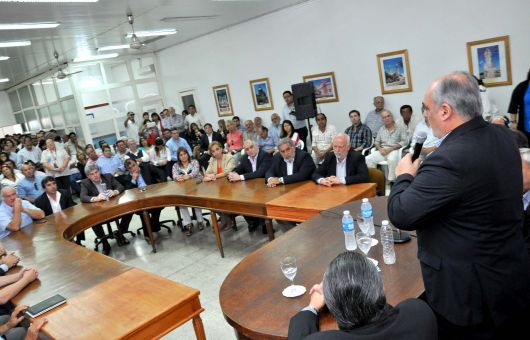 Colombi firmó convenio, entregó móviles policiales y subsidios