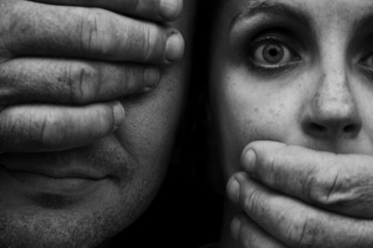 Violencia contra la Mujer: Muletilla Política, Olvido Judicial, Impericia Policial y Realidad Social