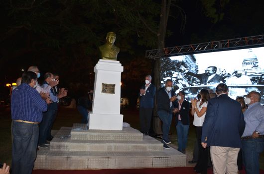 Bella Vista emplazó un monumento en homenaje al doctor Raúl Alfonsín